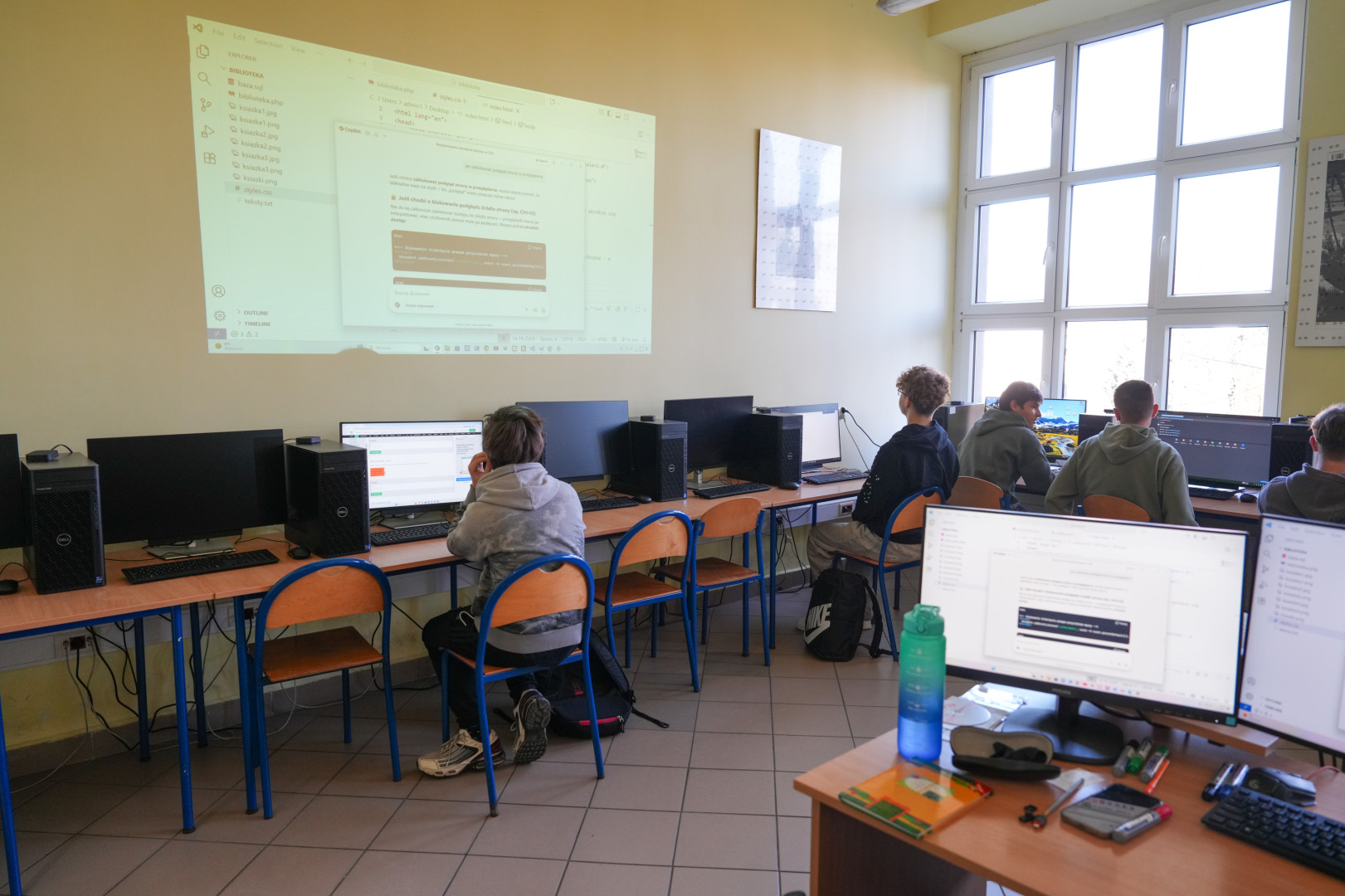 sala informatyczna uczniowie komutery ekran multimedialny